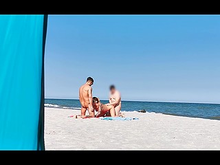 Voyeur espia um casal excêntrico que não se importa em fazer sexo a três com estranho na praia